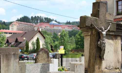 Ewa Zarychta - Der Friedhof bei der katholischen Kirche im Zentrum von Wisła