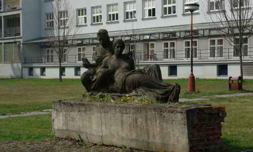 Jiří Jurzykowski - Das Denkmal von zwei Frauen. Autor Vincenco Makowski. Das Denkmal befindet sich im Park in der Nähe von Sanat...