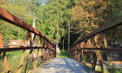 Łukasz Bielski - Die Brücke über dem Fluss Olza zu Stadtwald
